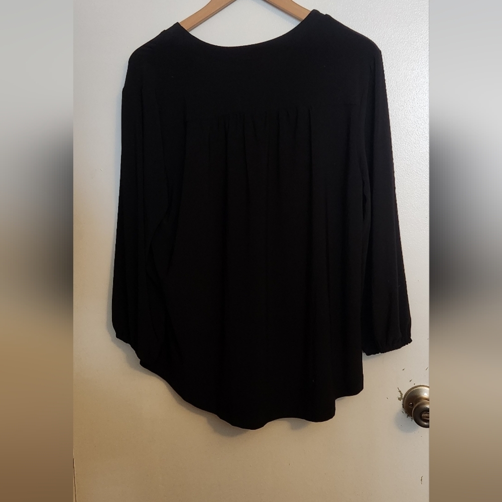 Vince Camuto Elegant Black V-Neck Blouse - Picture 4 of 4